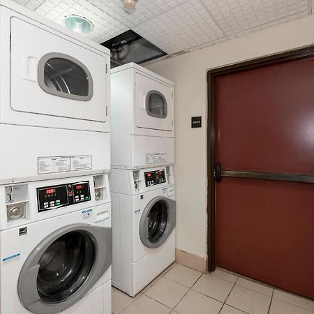 Red Roof Inn & Suites Нюнан Екстериор снимка