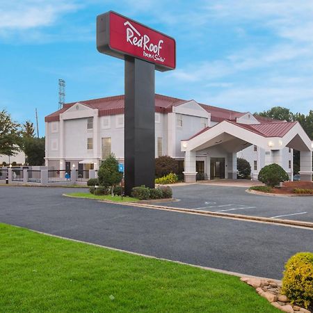 Red Roof Inn & Suites Нюнан Екстериор снимка