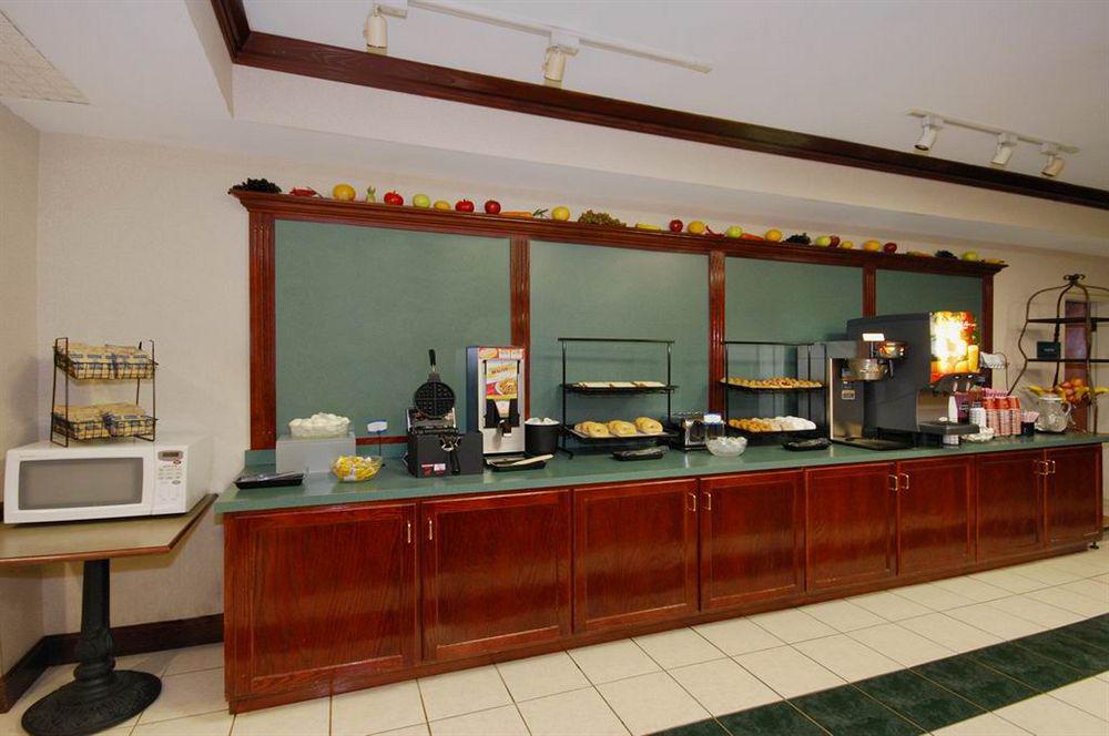 Red Roof Inn & Suites Нюнан Екстериор снимка