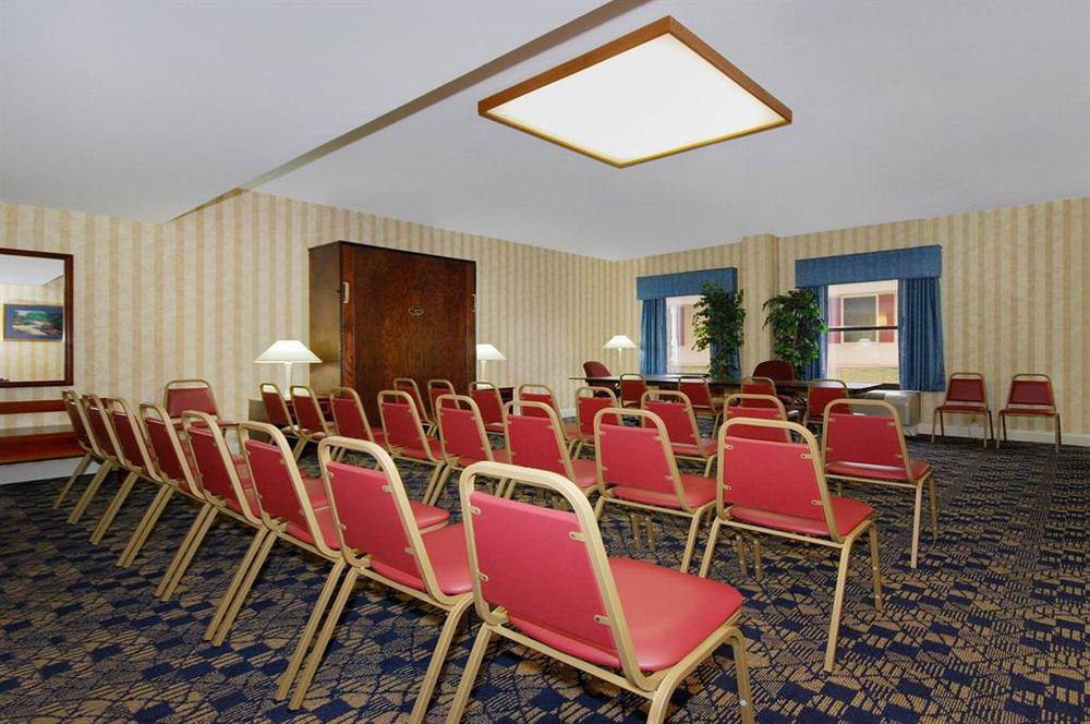 Red Roof Inn & Suites Нюнан Екстериор снимка