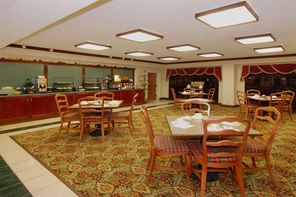 Red Roof Inn & Suites Нюнан Екстериор снимка