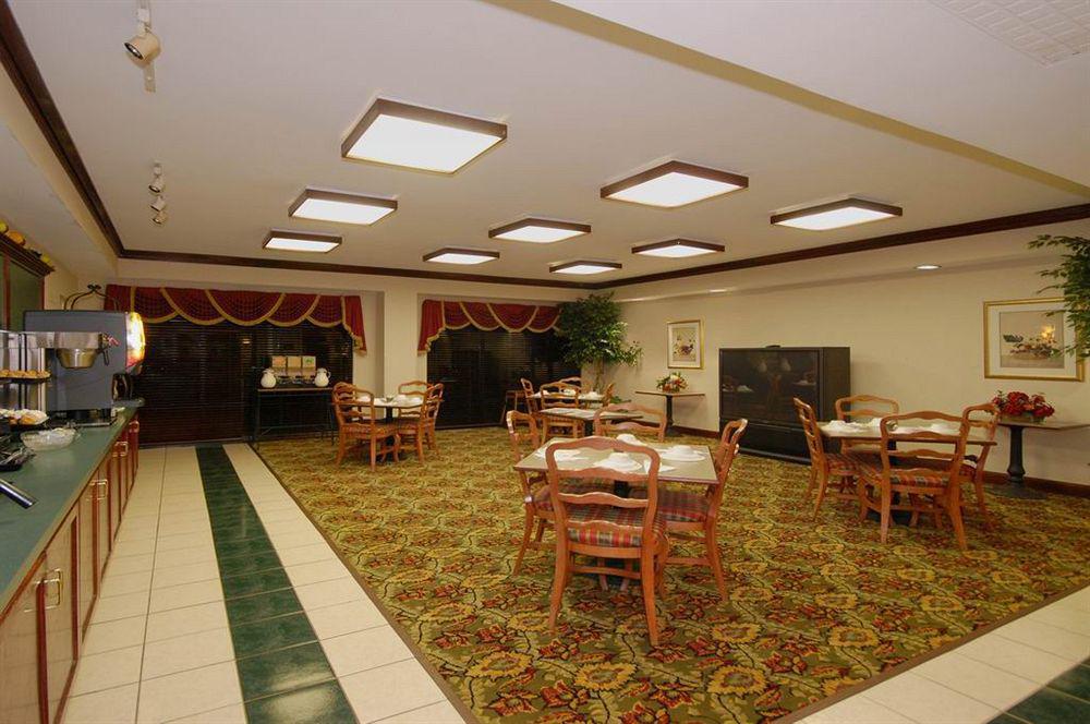 Red Roof Inn & Suites Нюнан Екстериор снимка