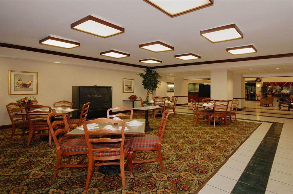 Red Roof Inn & Suites Нюнан Екстериор снимка