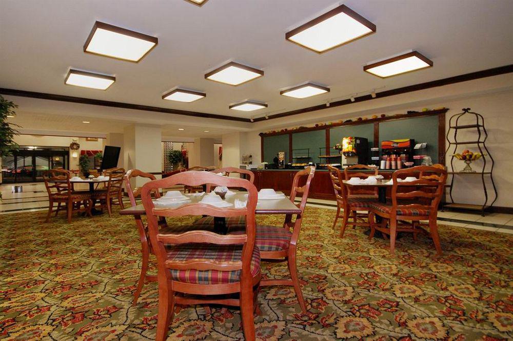 Red Roof Inn & Suites Нюнан Екстериор снимка