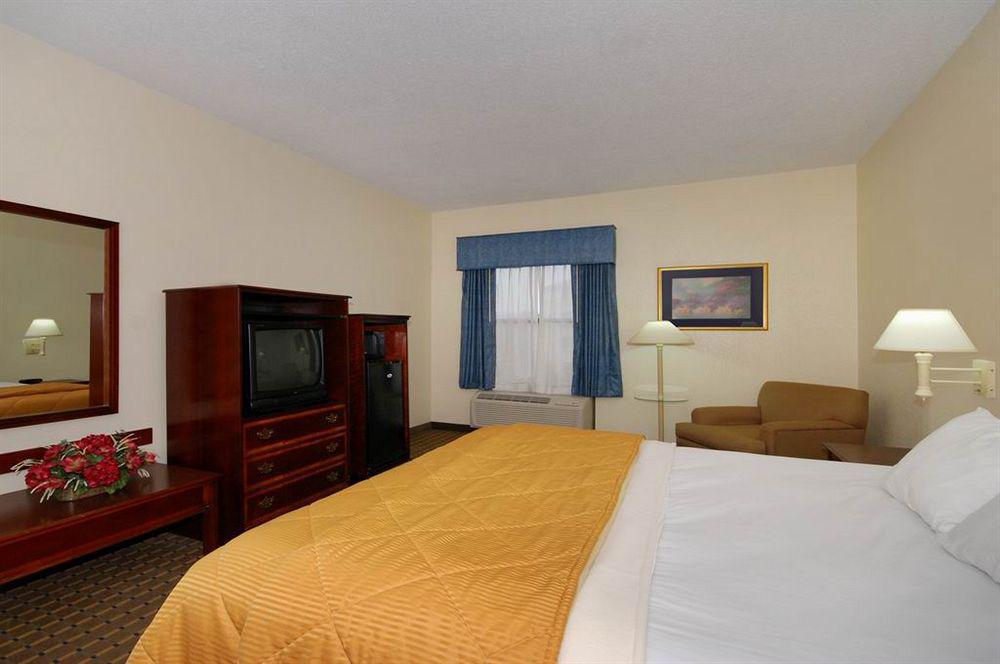 Red Roof Inn & Suites Нюнан Екстериор снимка