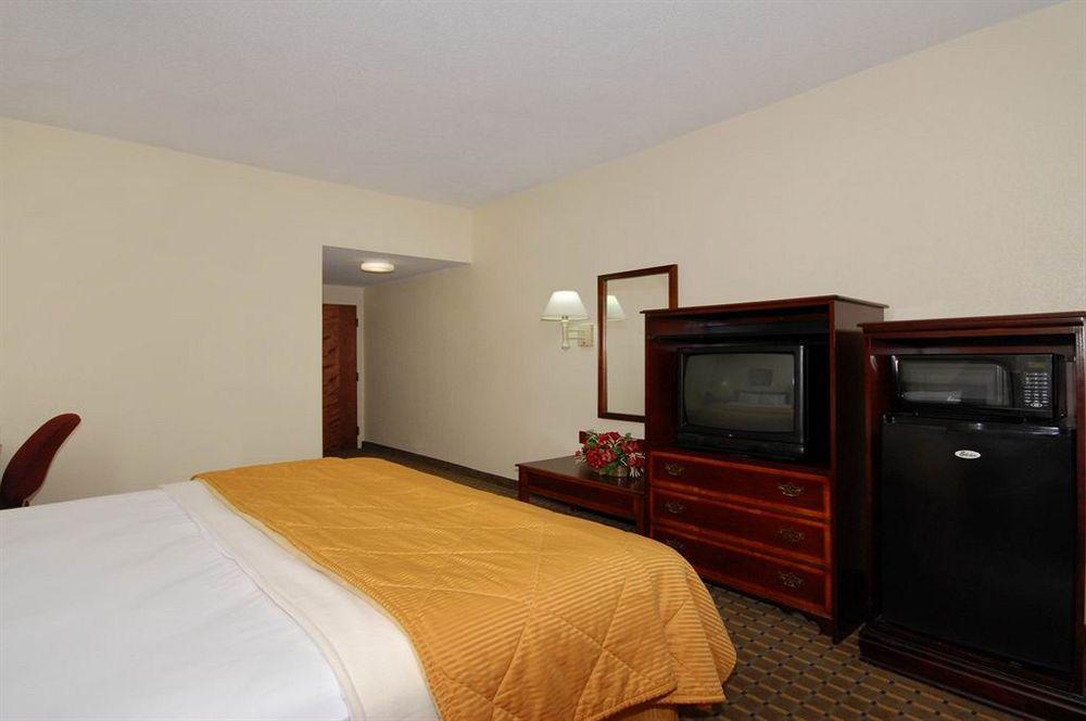 Red Roof Inn & Suites Нюнан Екстериор снимка