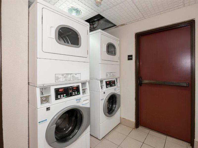 Red Roof Inn & Suites Нюнан Екстериор снимка