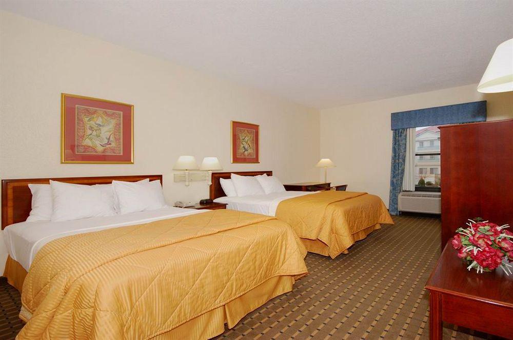 Red Roof Inn & Suites Нюнан Екстериор снимка