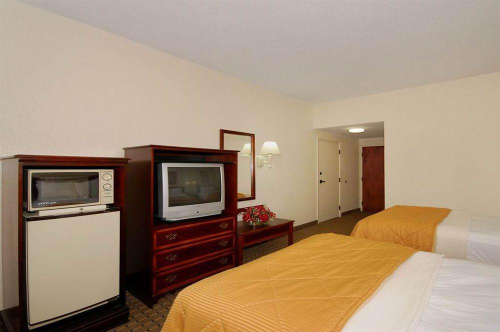 Red Roof Inn & Suites Нюнан Екстериор снимка