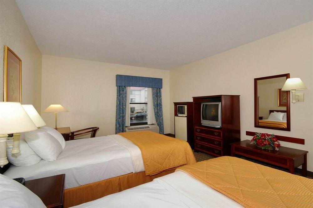 Red Roof Inn & Suites Нюнан Стая снимка
