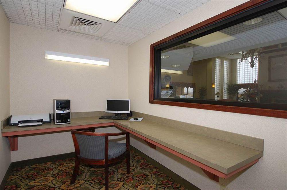 Red Roof Inn & Suites Нюнан Екстериор снимка
