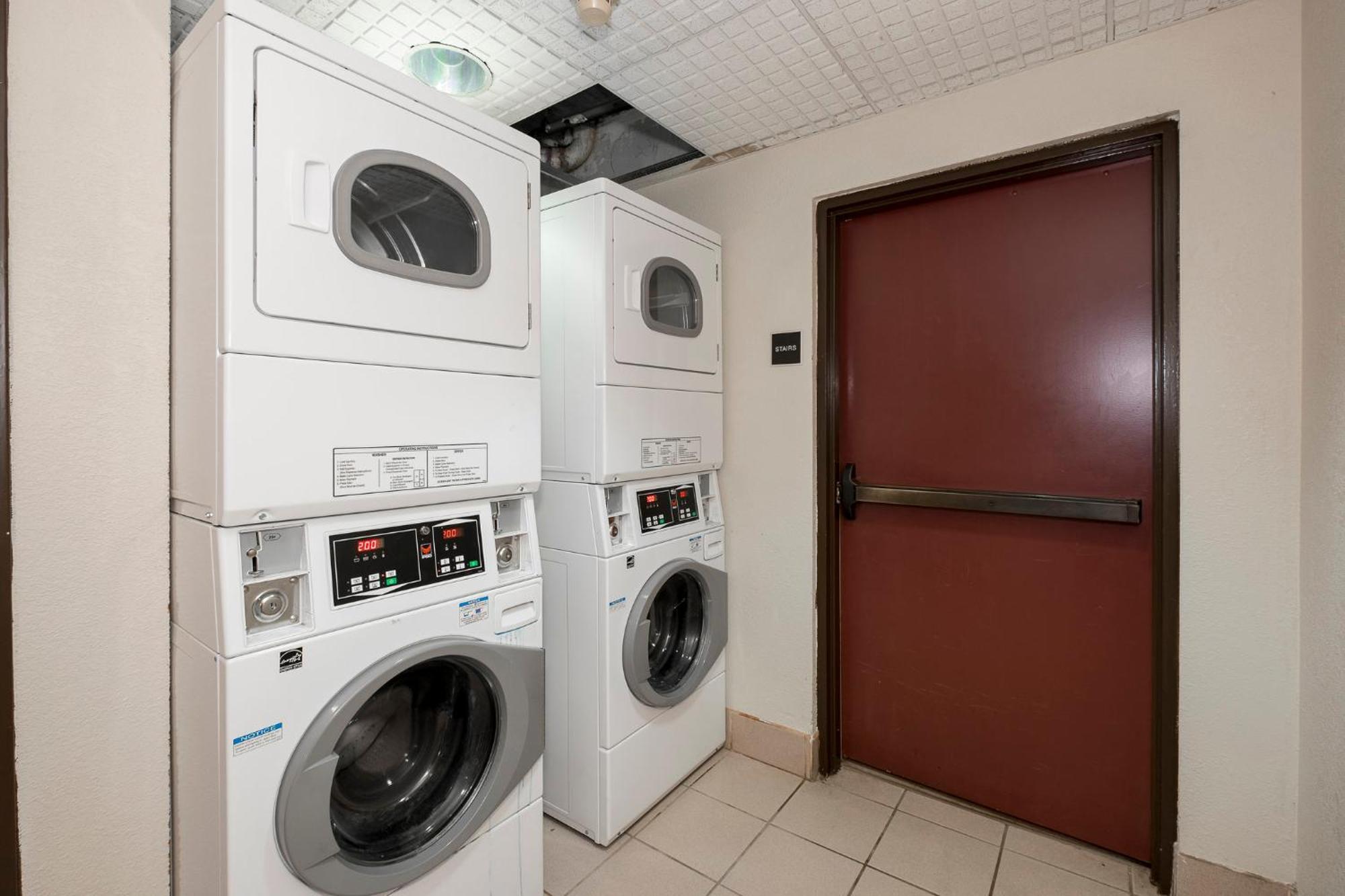 Red Roof Inn & Suites Нюнан Екстериор снимка