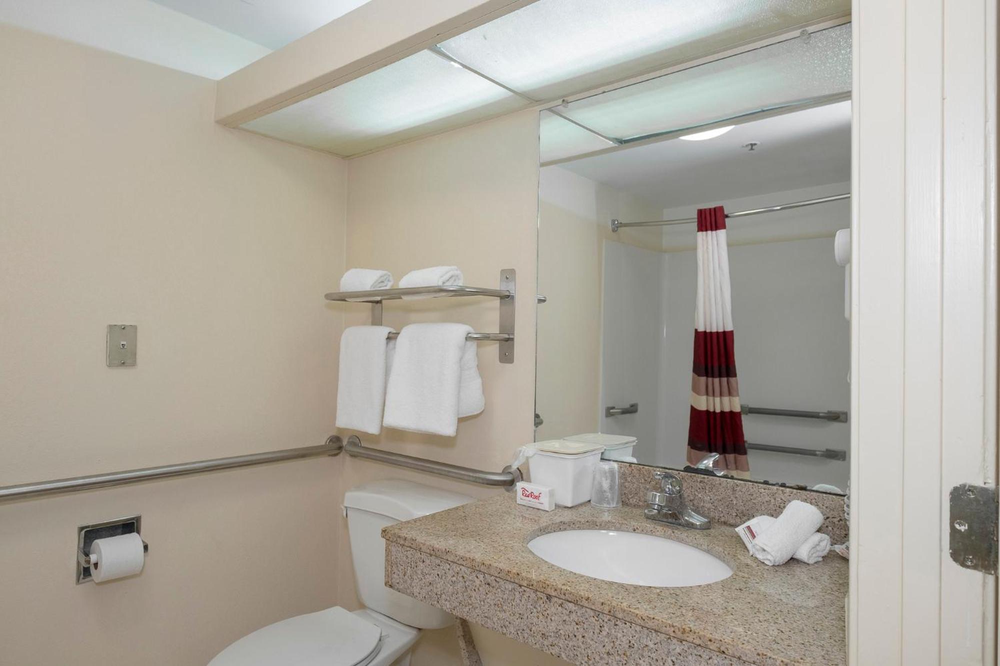 Red Roof Inn & Suites Нюнан Екстериор снимка