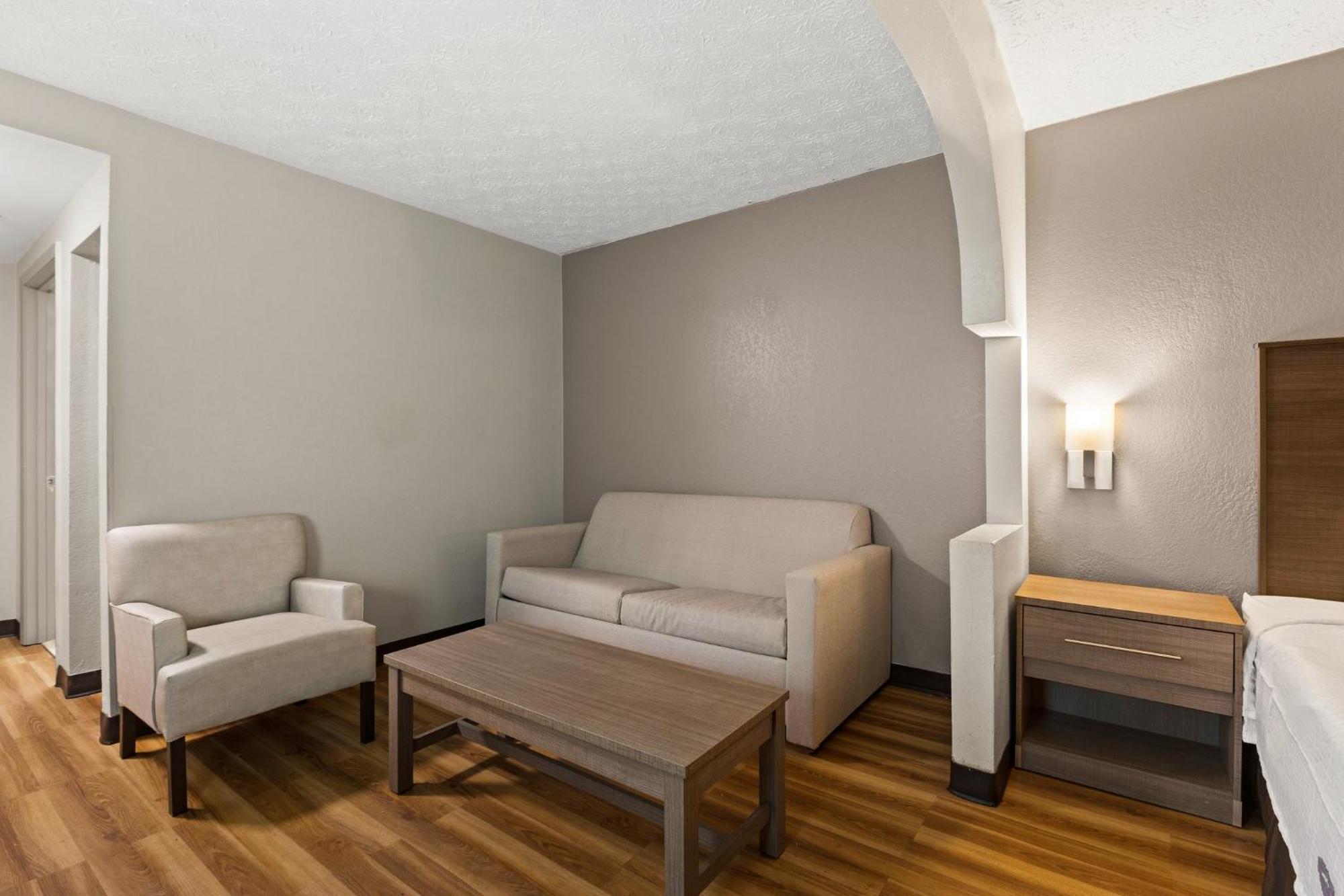 Red Roof Inn & Suites Нюнан Екстериор снимка