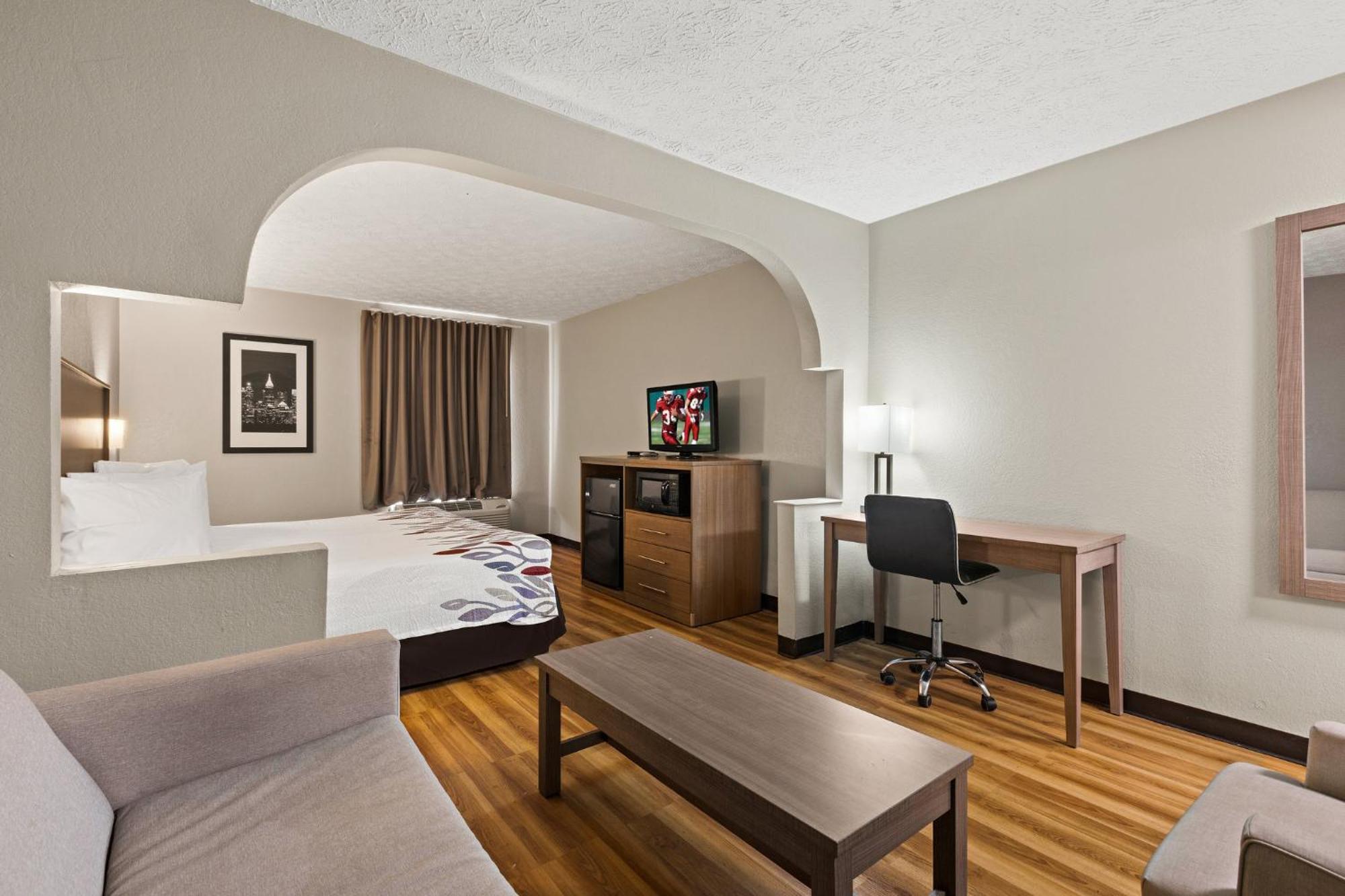 Red Roof Inn & Suites Нюнан Екстериор снимка