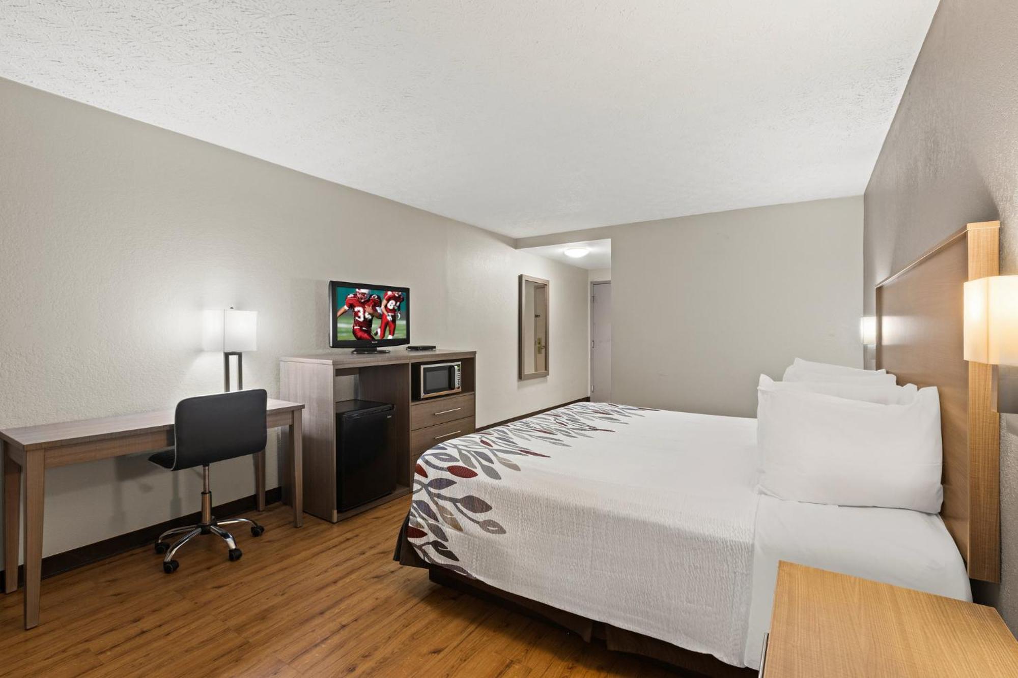 Red Roof Inn & Suites Нюнан Екстериор снимка