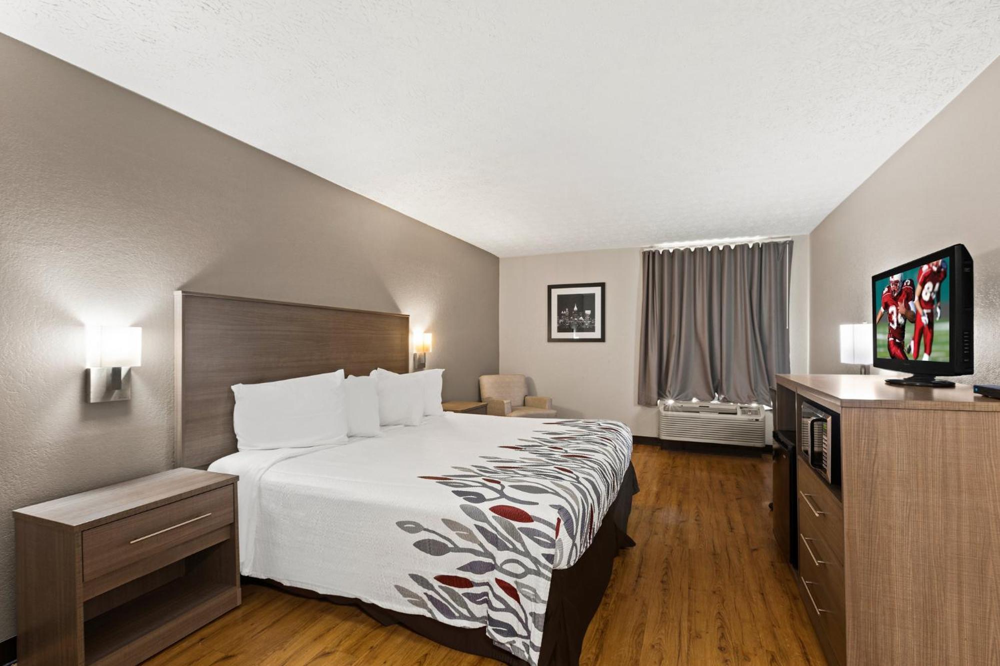 Red Roof Inn & Suites Нюнан Екстериор снимка