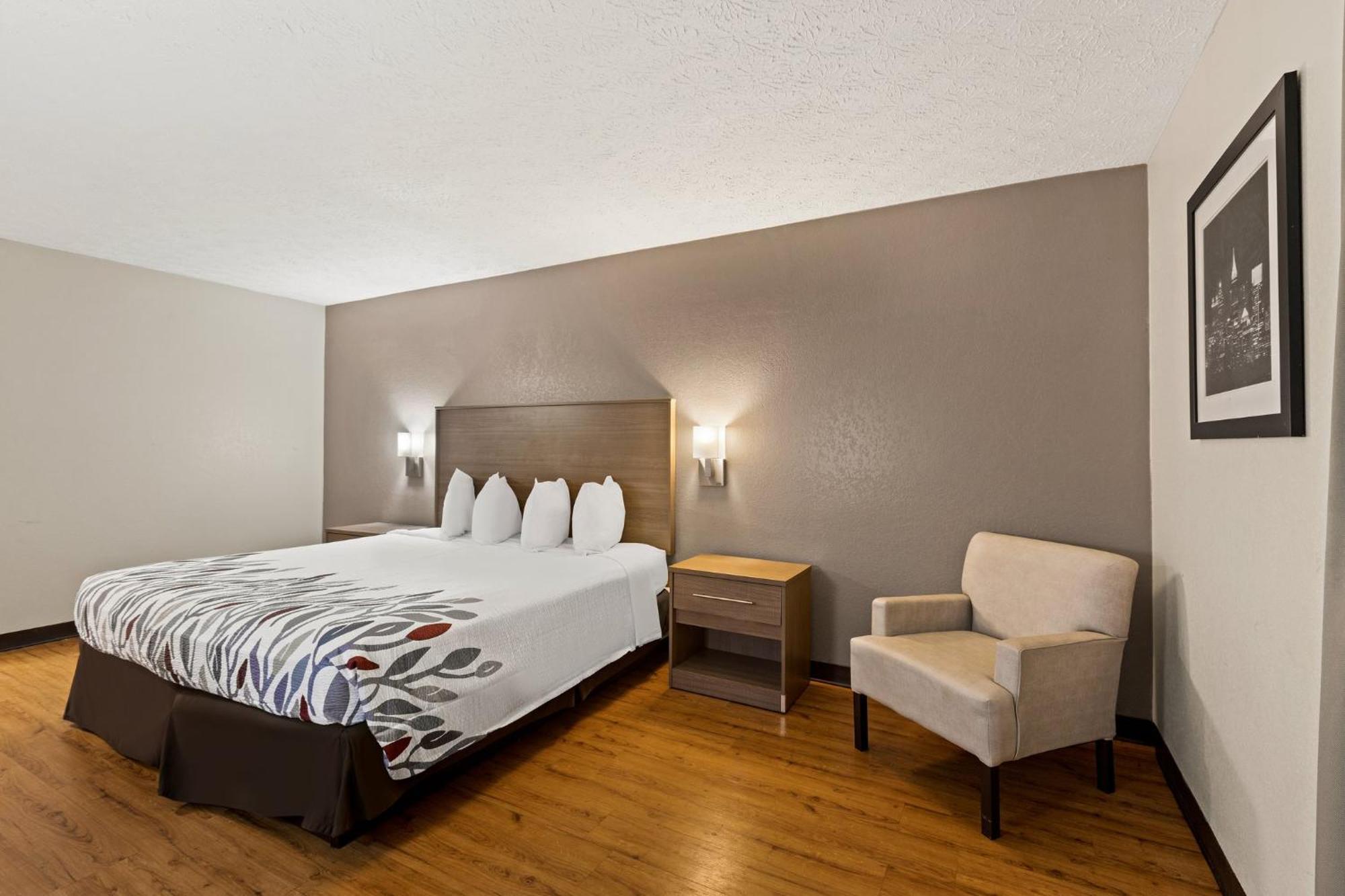 Red Roof Inn & Suites Нюнан Екстериор снимка