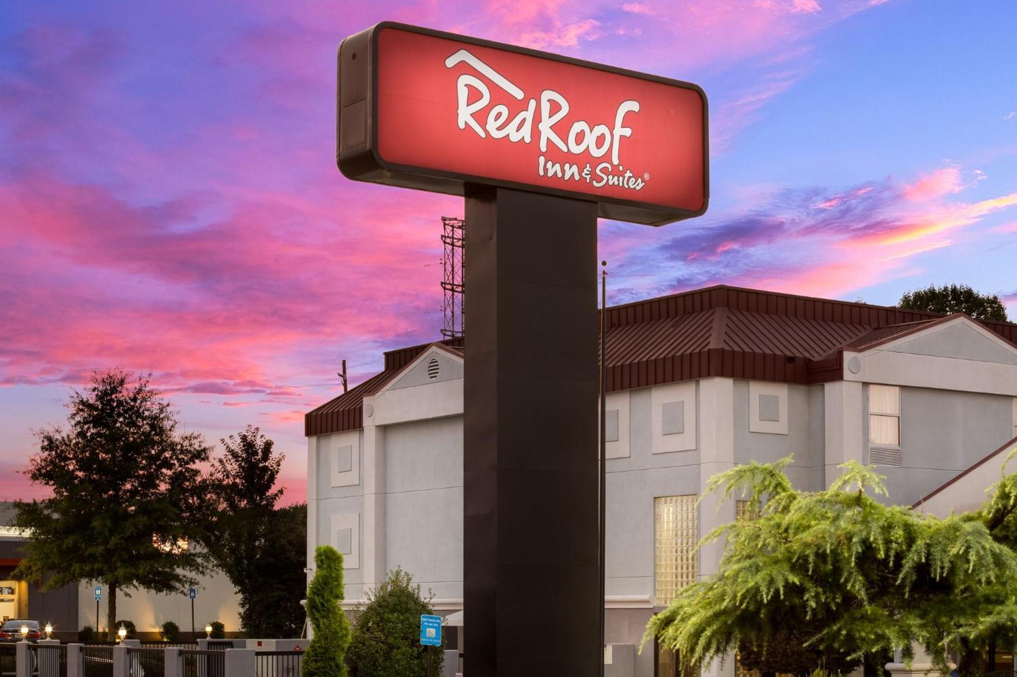 Red Roof Inn & Suites Нюнан Екстериор снимка