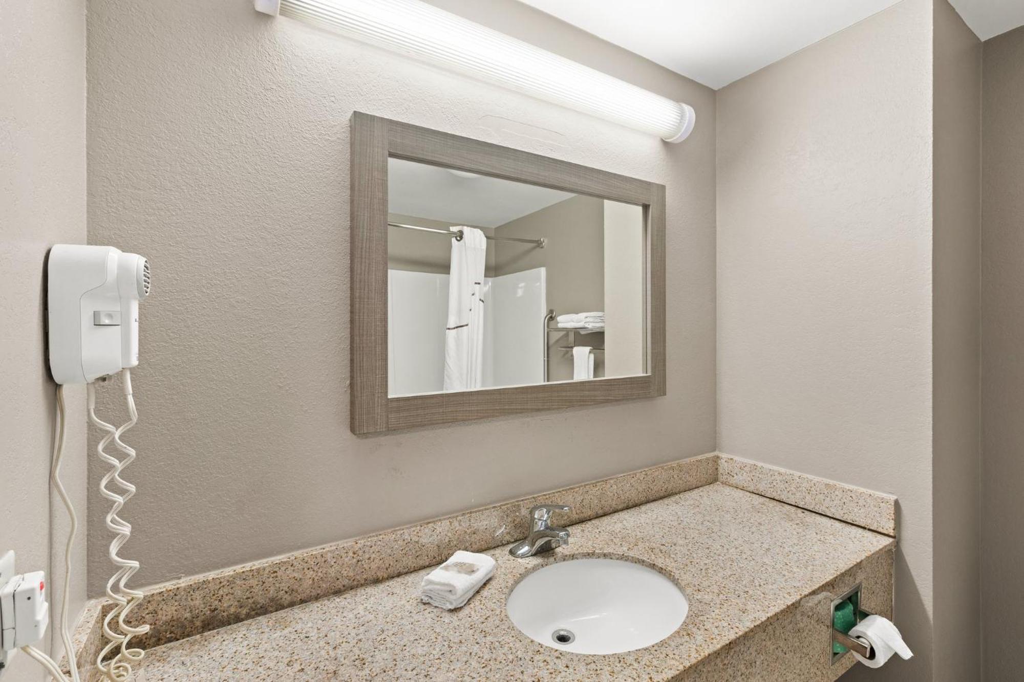 Red Roof Inn & Suites Нюнан Екстериор снимка
