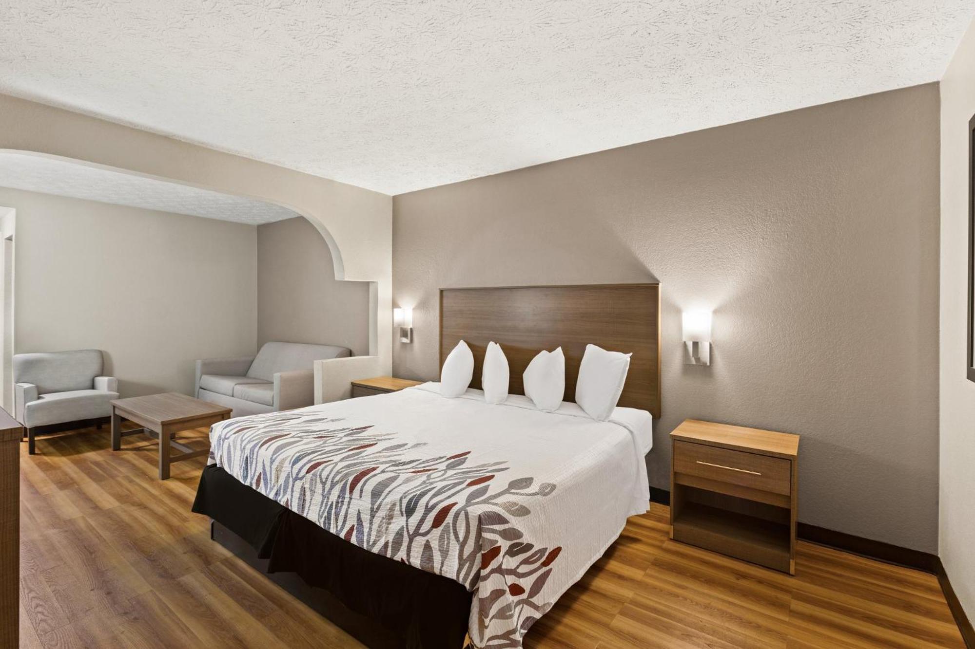 Red Roof Inn & Suites Нюнан Екстериор снимка