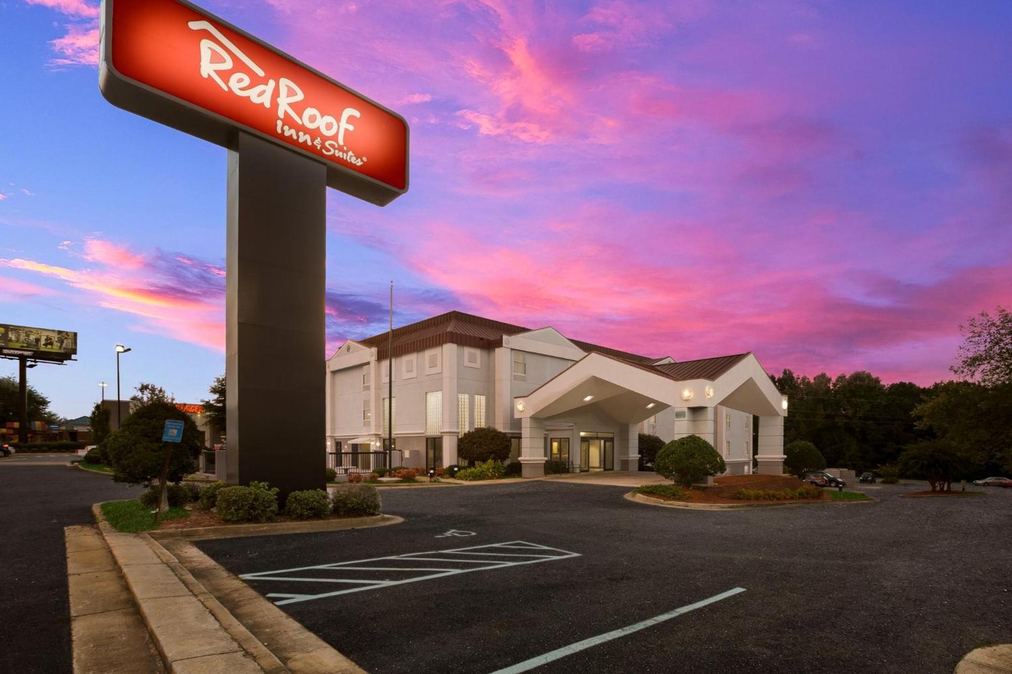 Red Roof Inn & Suites Нюнан Екстериор снимка