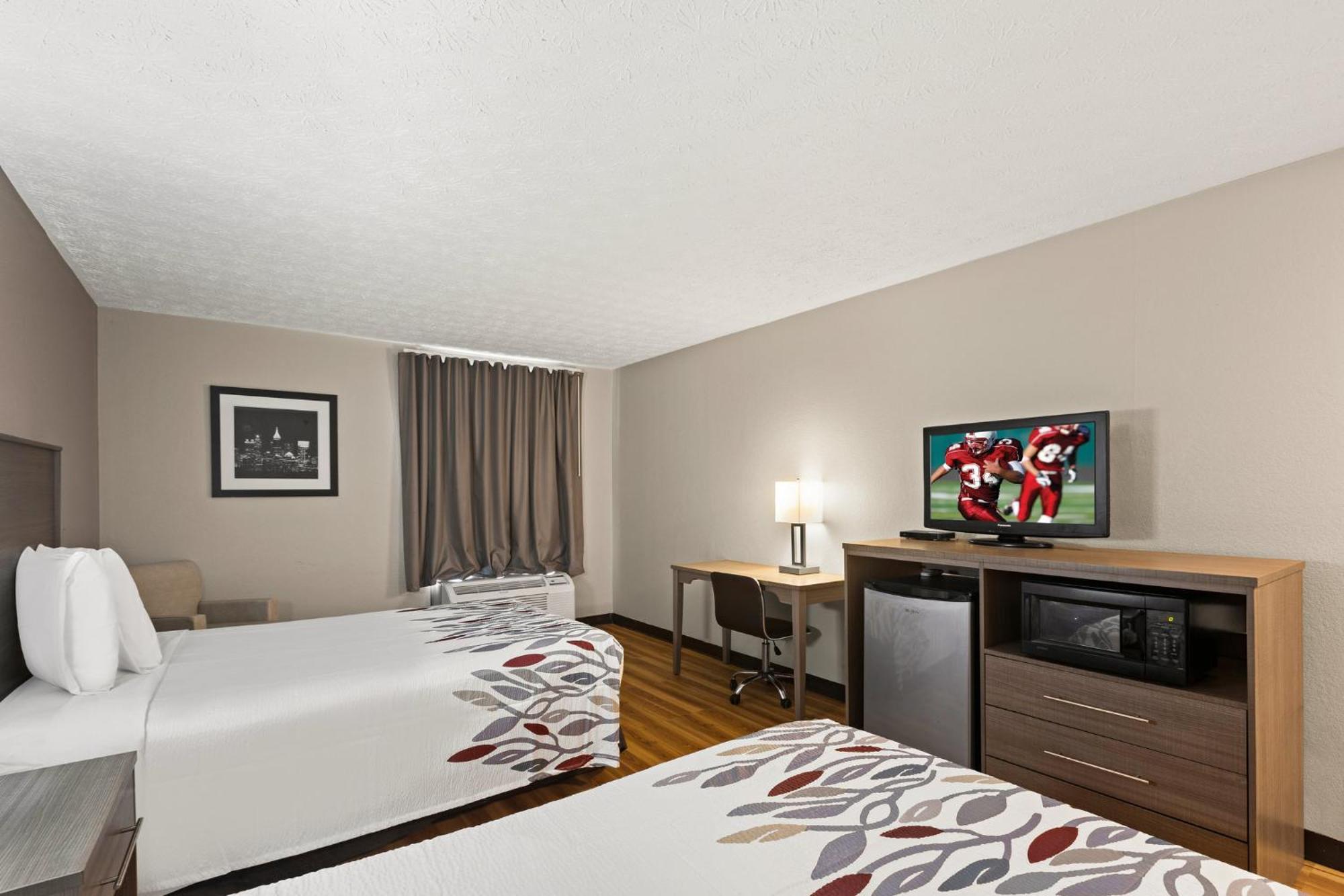 Red Roof Inn & Suites Нюнан Екстериор снимка