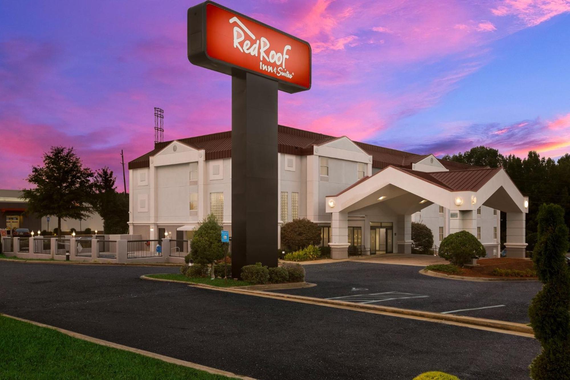 Red Roof Inn & Suites Нюнан Екстериор снимка