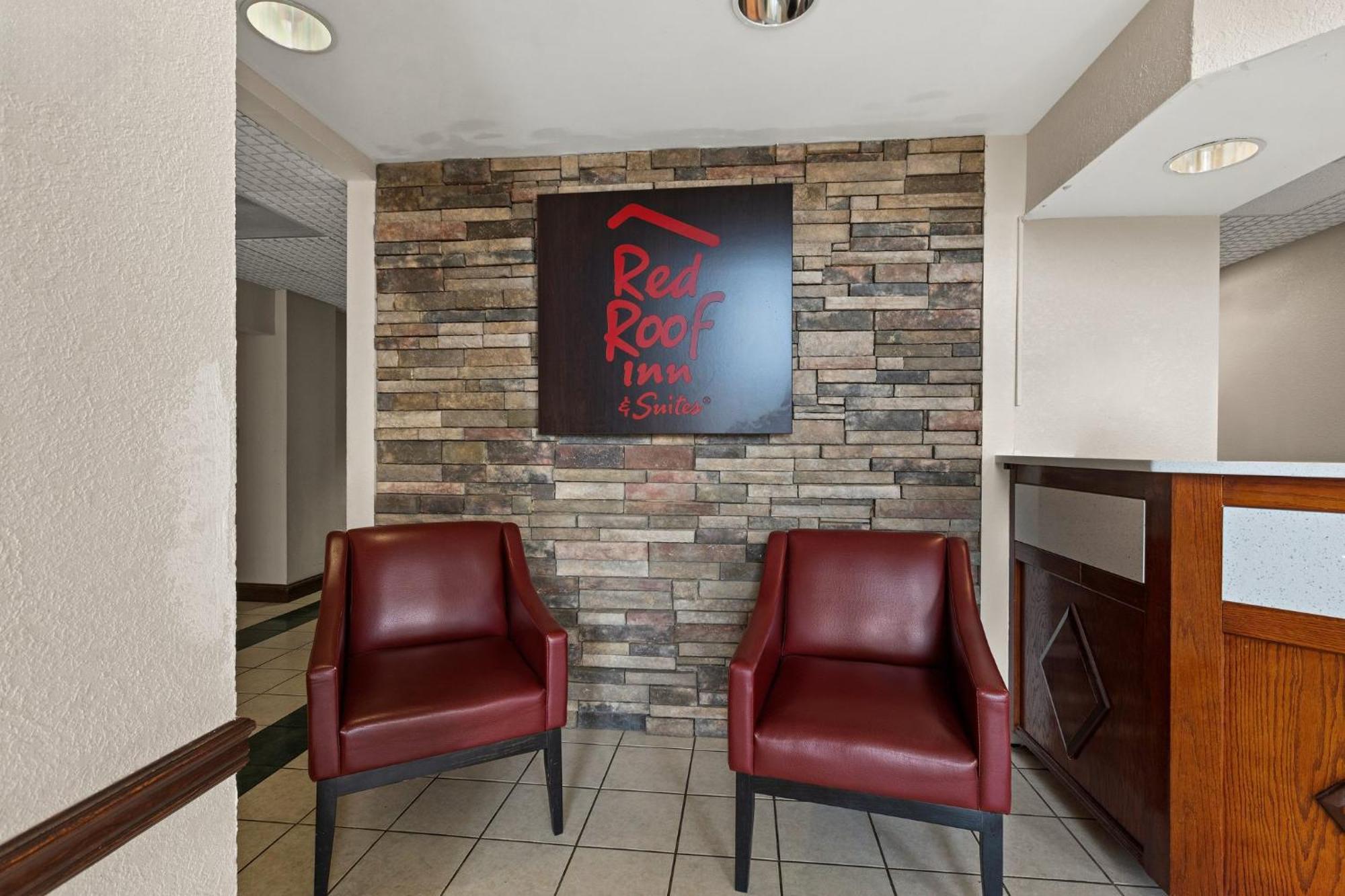 Red Roof Inn & Suites Нюнан Екстериор снимка