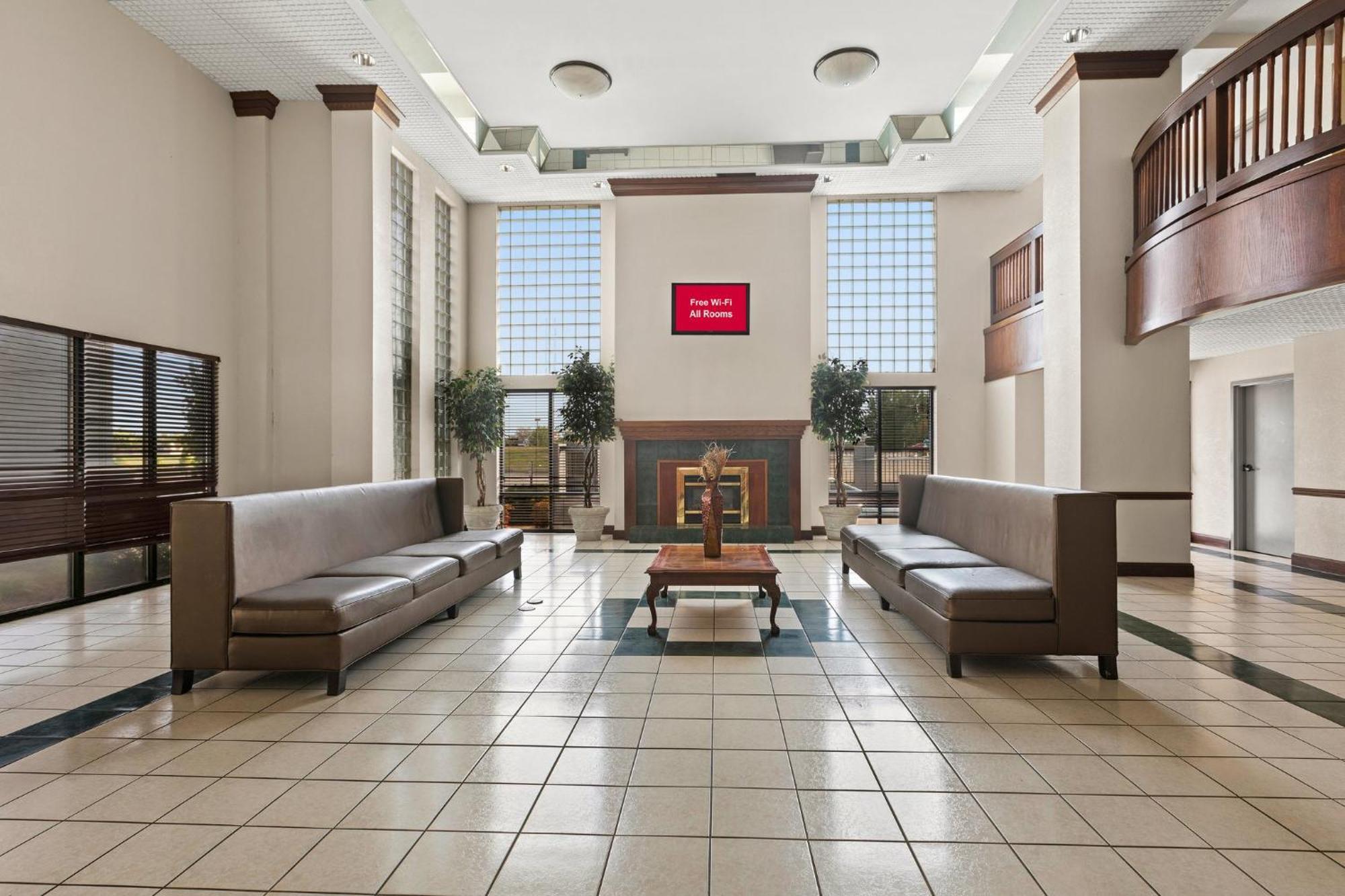 Red Roof Inn & Suites Нюнан Екстериор снимка