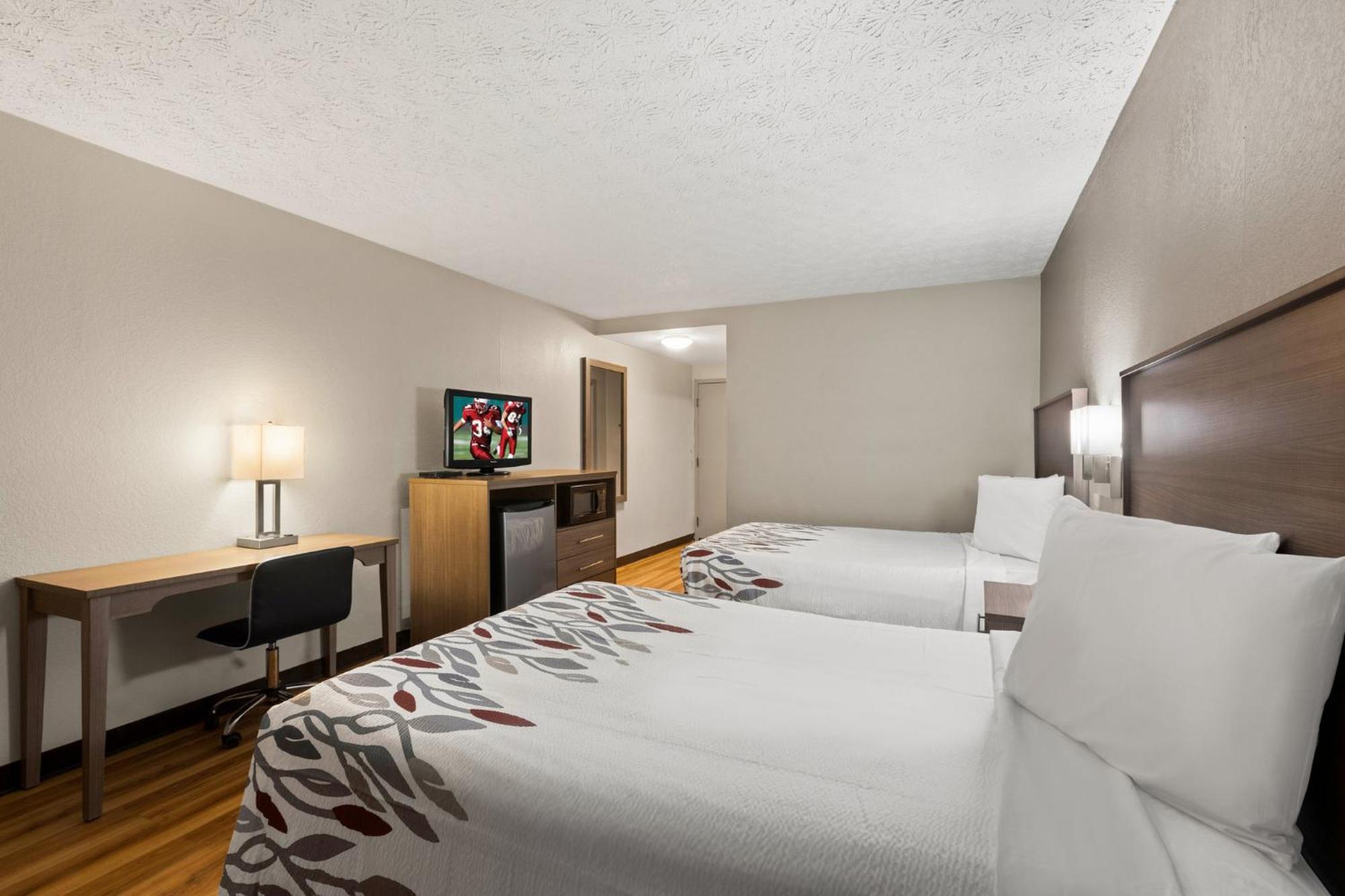 Red Roof Inn & Suites Нюнан Екстериор снимка