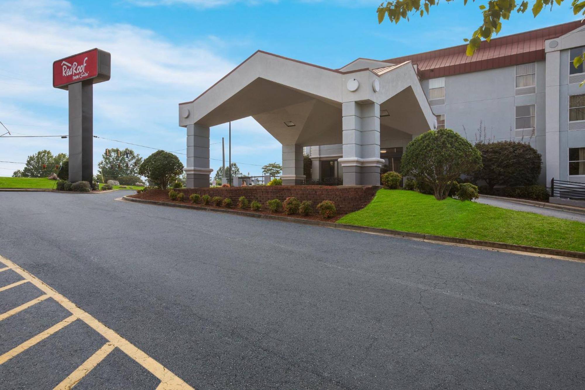 Red Roof Inn & Suites Нюнан Екстериор снимка