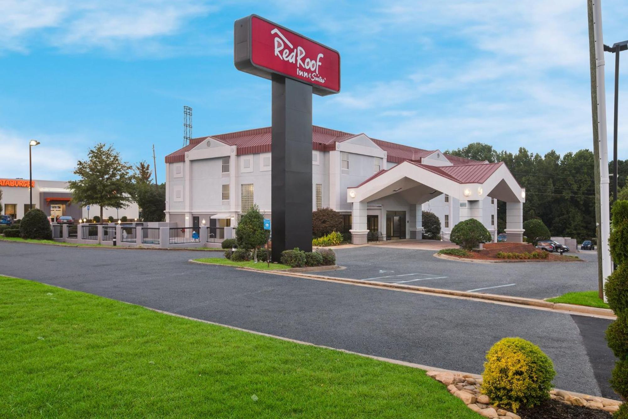 Red Roof Inn & Suites Нюнан Екстериор снимка