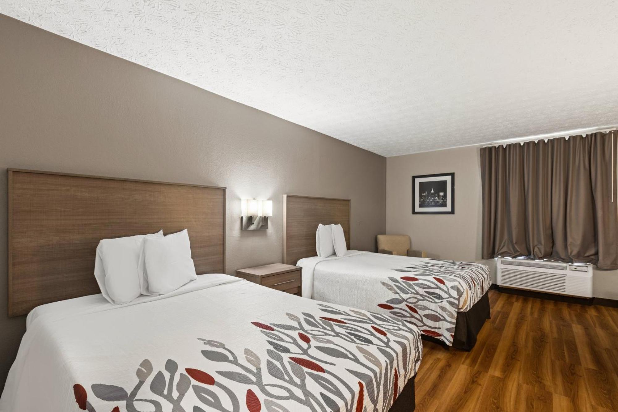 Red Roof Inn & Suites Нюнан Екстериор снимка