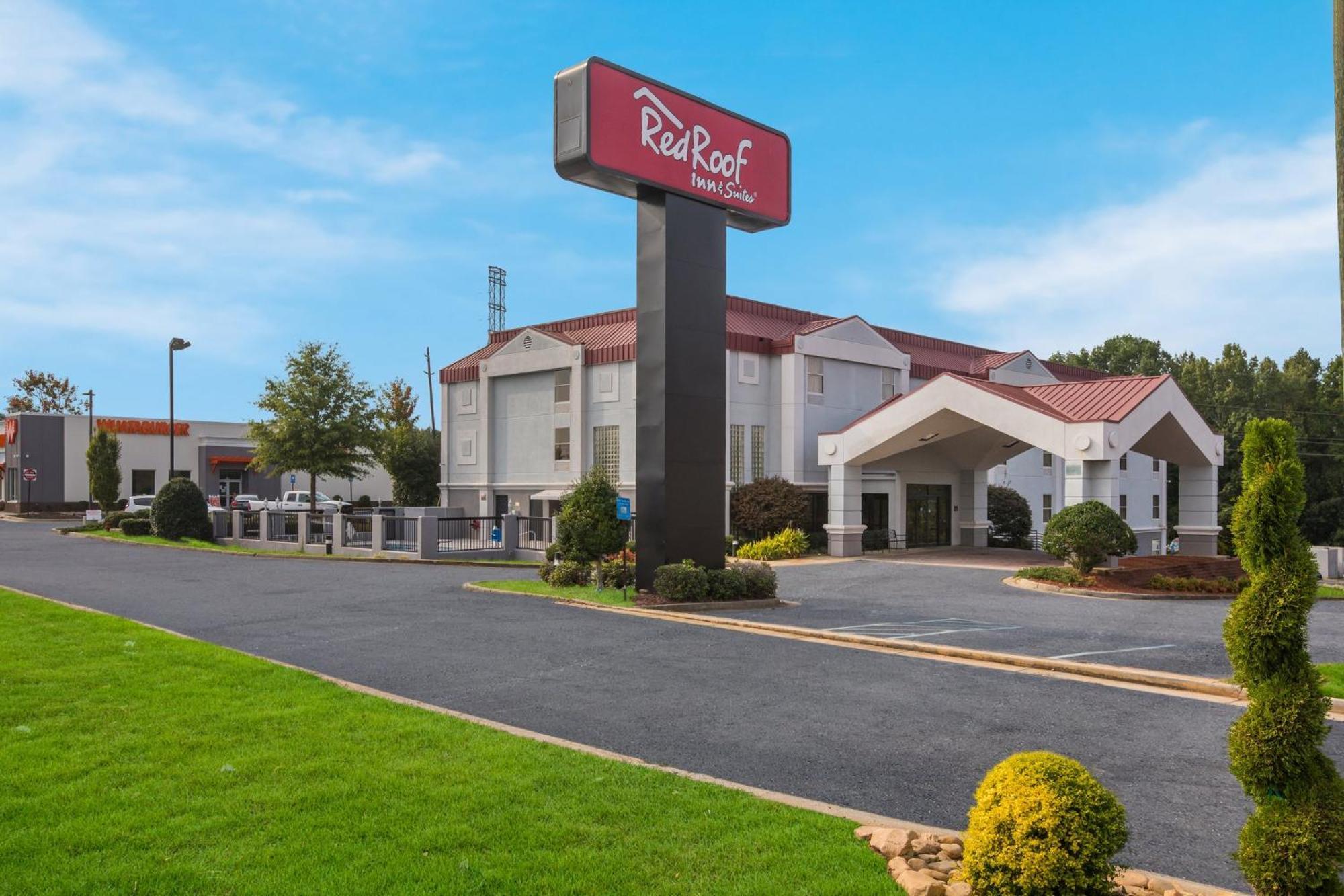 Red Roof Inn & Suites Нюнан Екстериор снимка