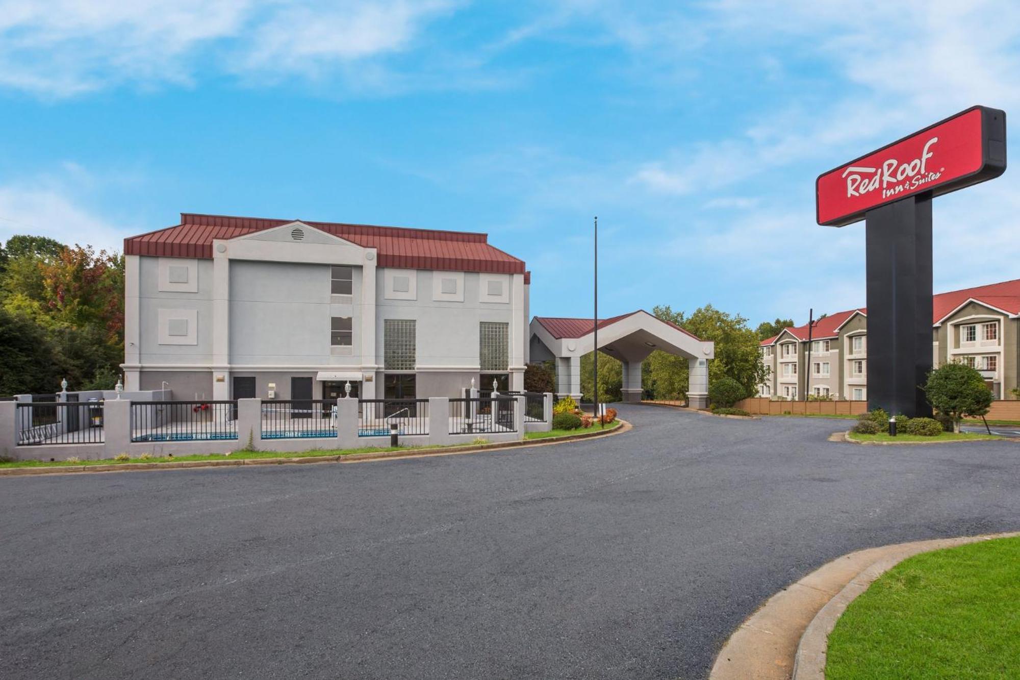 Red Roof Inn & Suites Нюнан Екстериор снимка