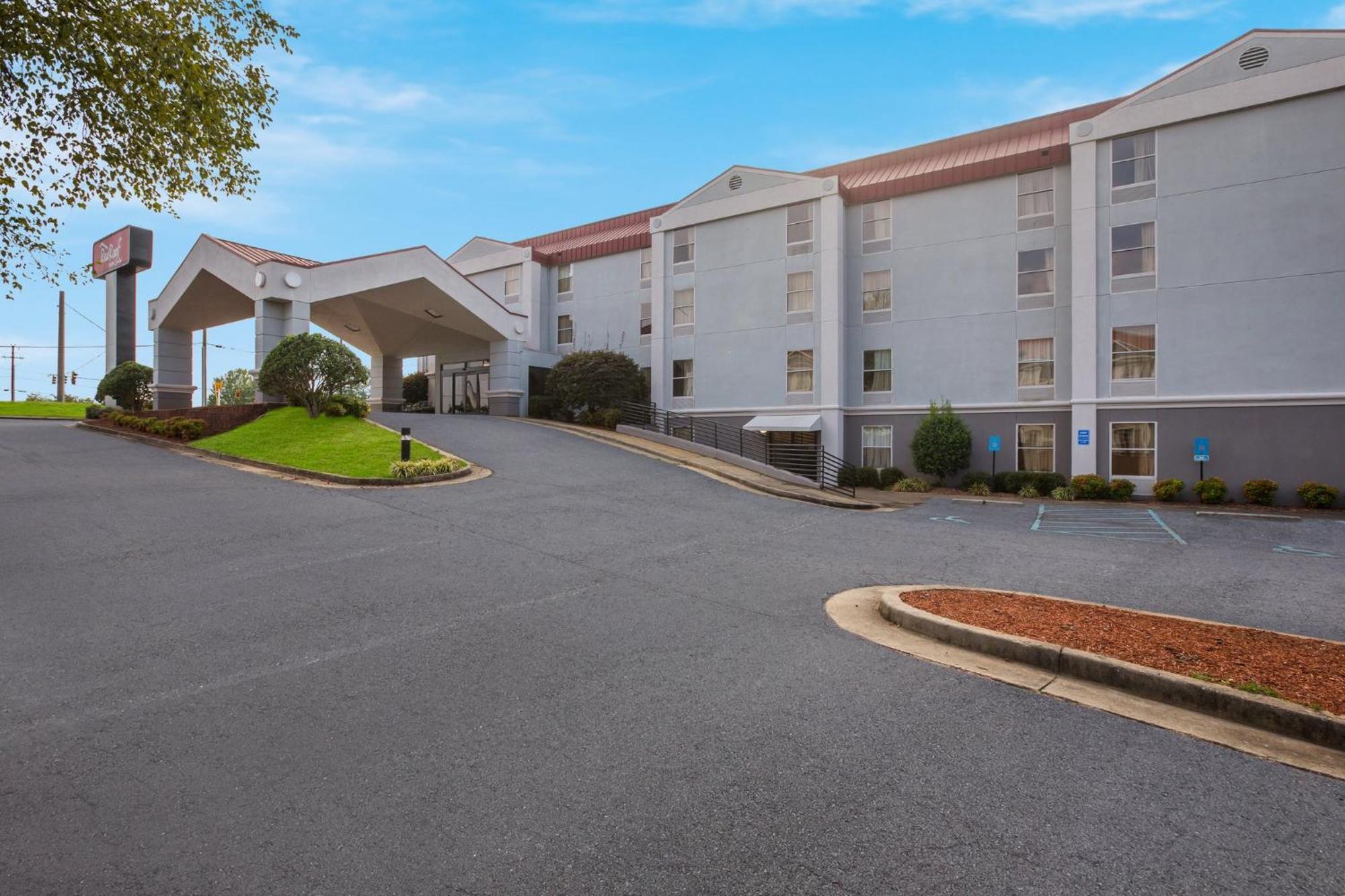 Red Roof Inn & Suites Нюнан Екстериор снимка