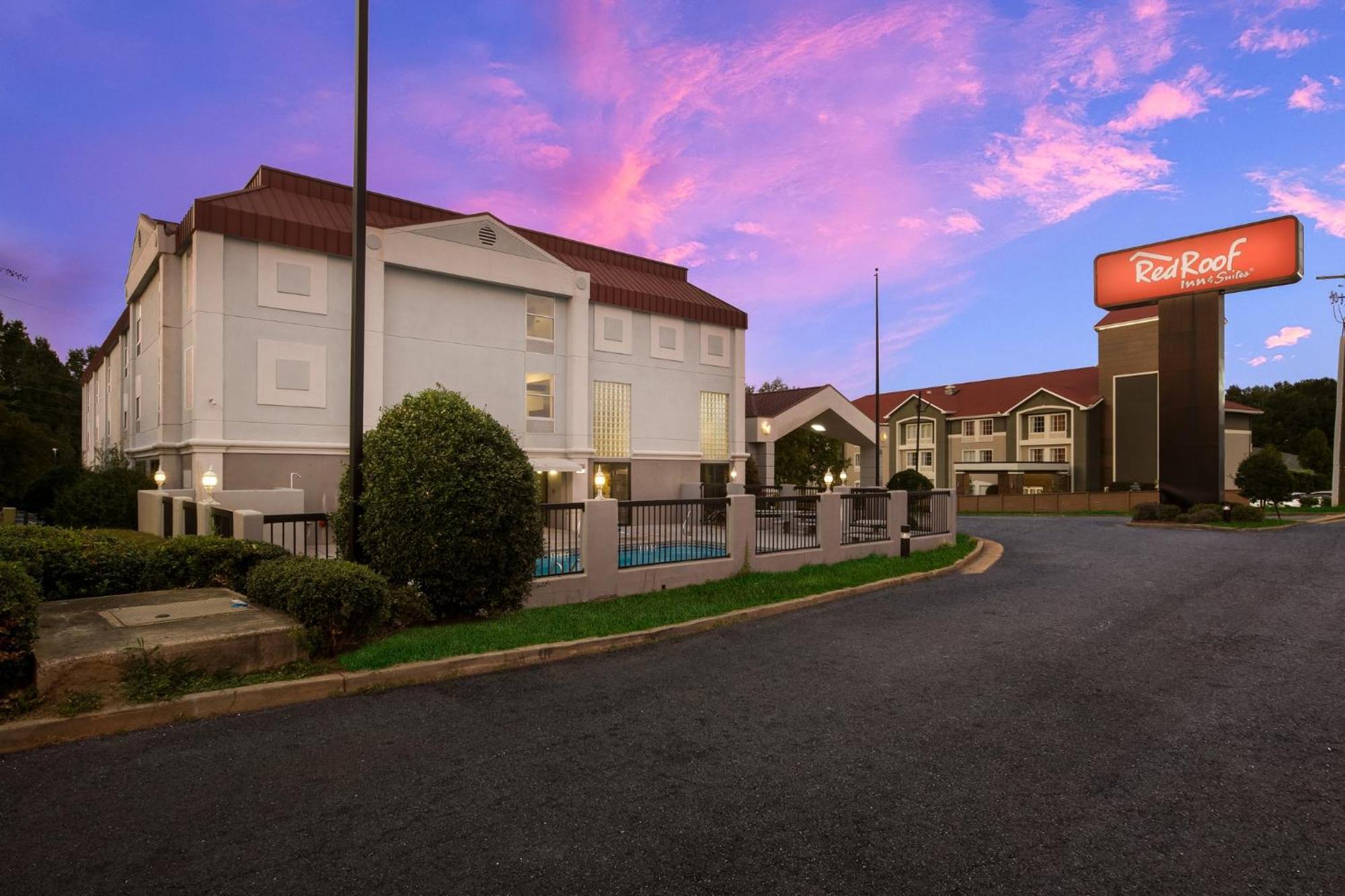 Red Roof Inn & Suites Нюнан Екстериор снимка