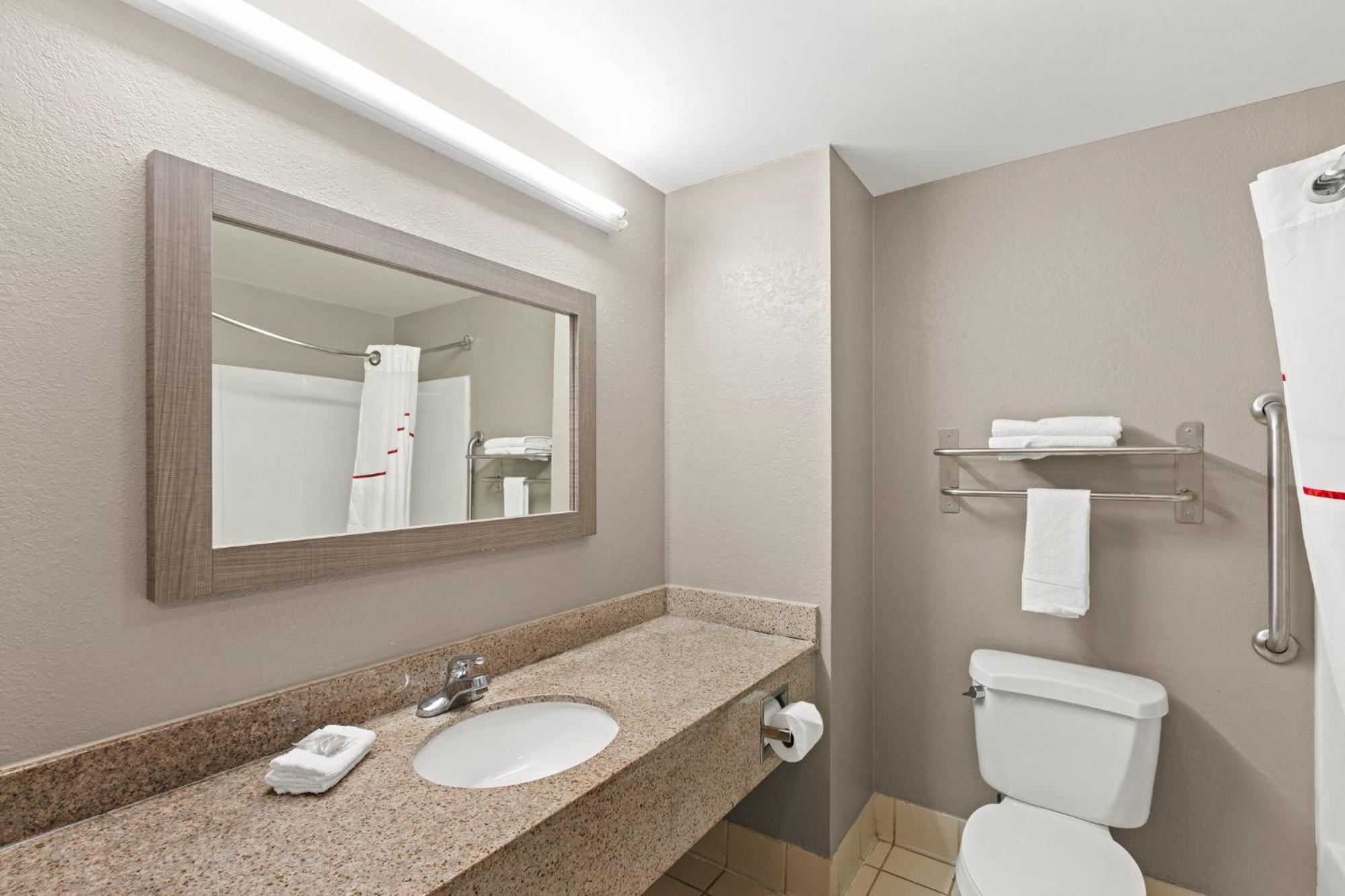 Red Roof Inn & Suites Нюнан Екстериор снимка