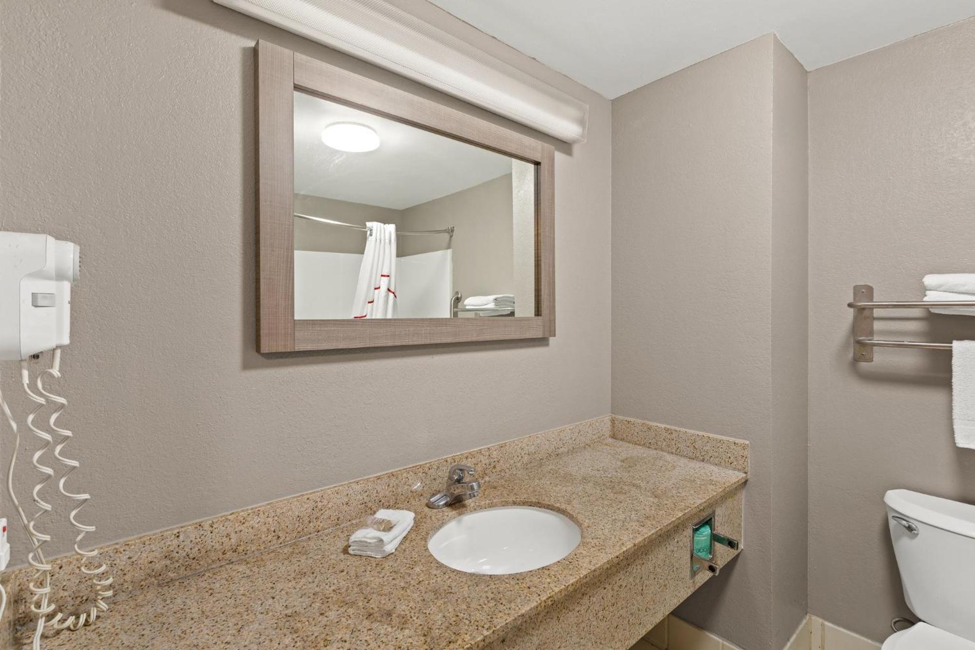 Red Roof Inn & Suites Нюнан Екстериор снимка