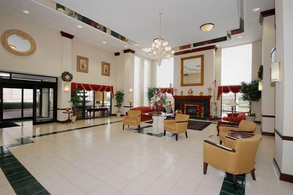 Red Roof Inn & Suites Нюнан Екстериор снимка