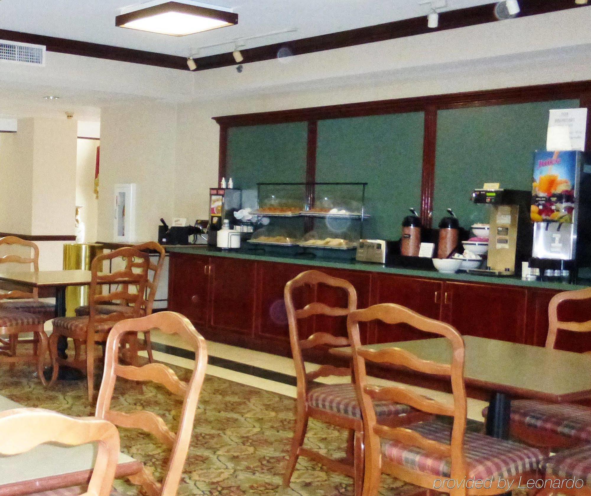 Red Roof Inn & Suites Нюнан Екстериор снимка