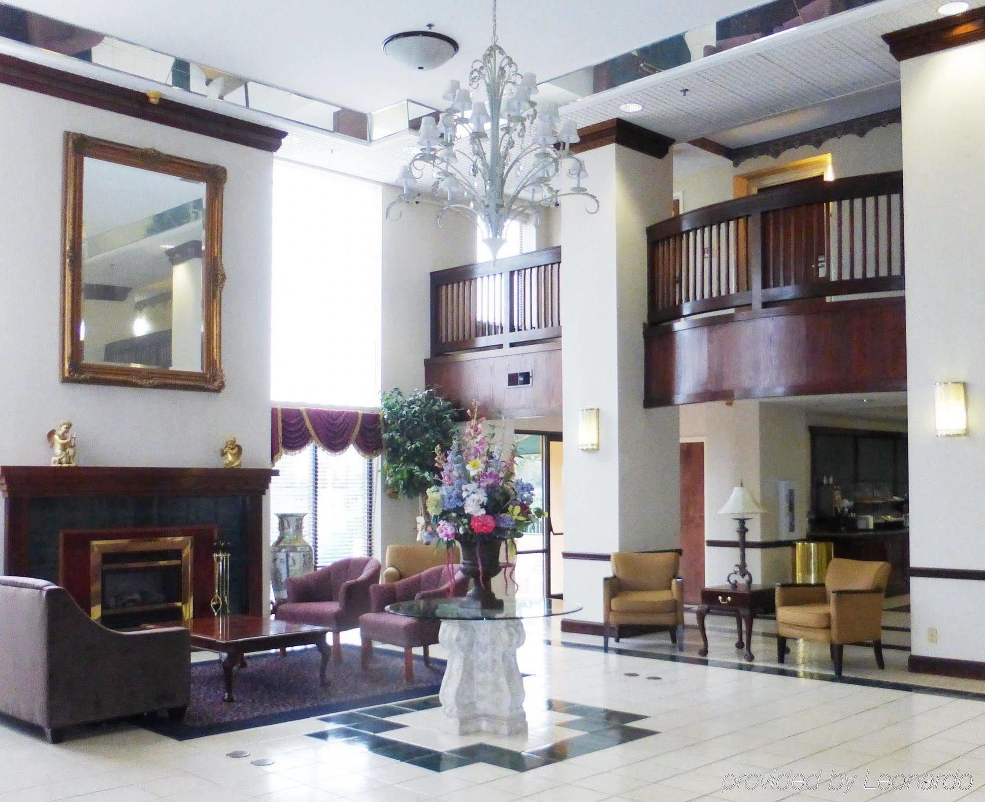Red Roof Inn & Suites Нюнан Екстериор снимка