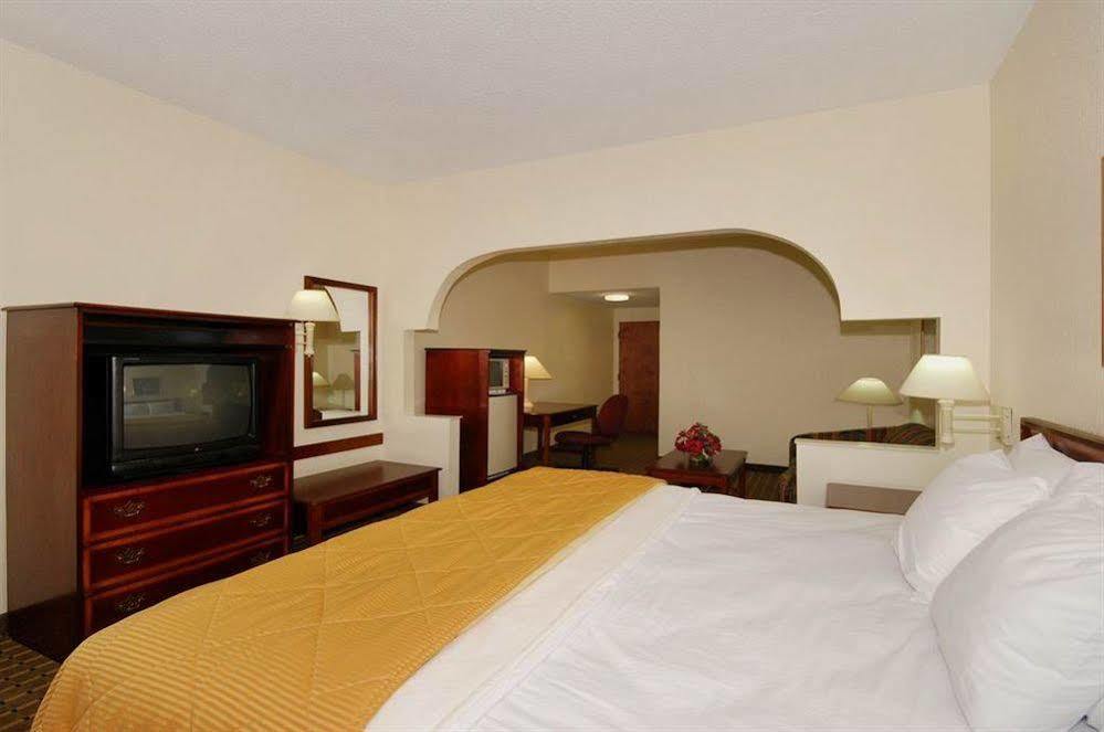 Red Roof Inn & Suites Нюнан Екстериор снимка