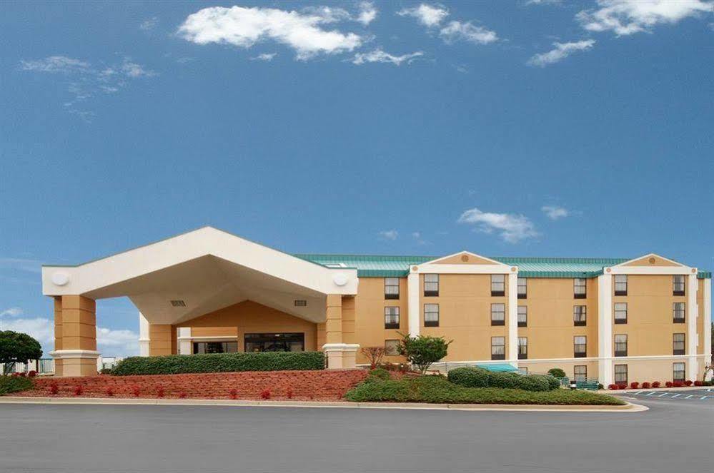Red Roof Inn & Suites Нюнан Екстериор снимка